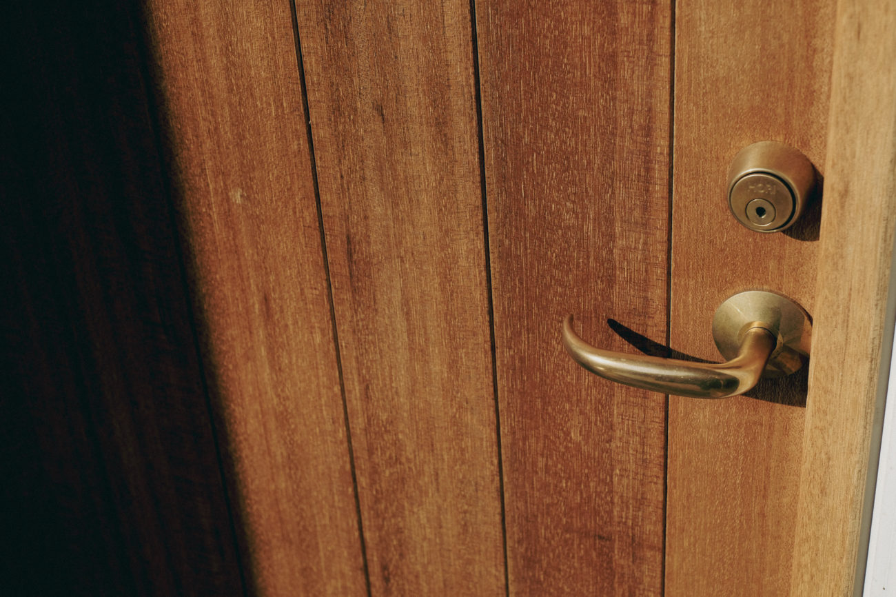 ラワン無垢の玄関戸