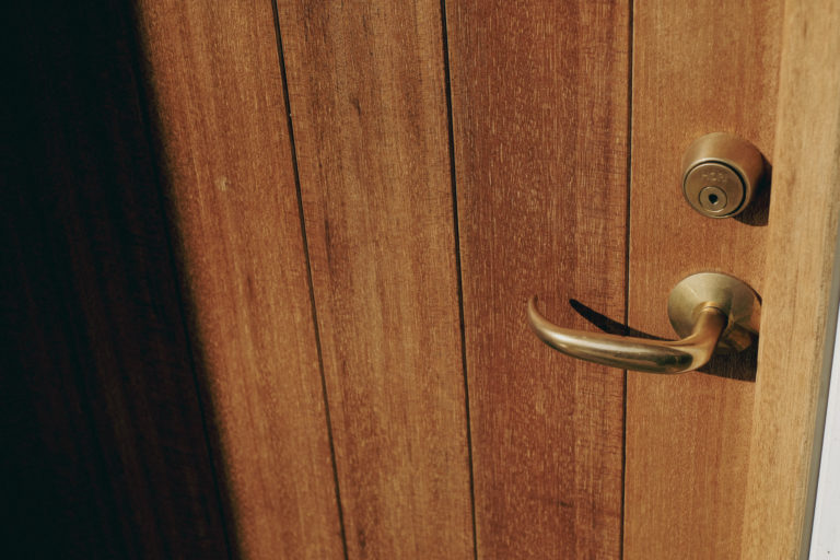 ラワン無垢の玄関戸