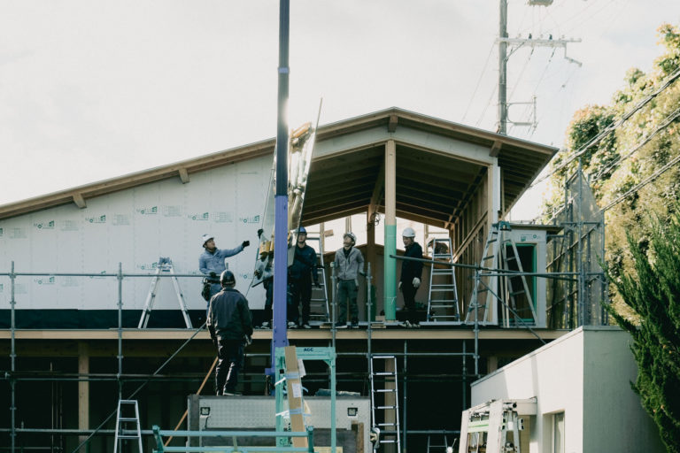 石山のギャラリー　大判ガラスの取り付け