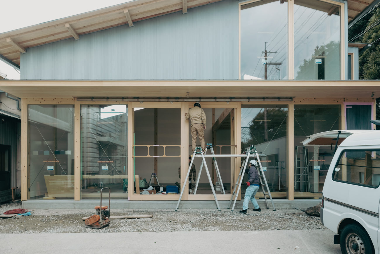 石山のギャラリー　大型建具の取付