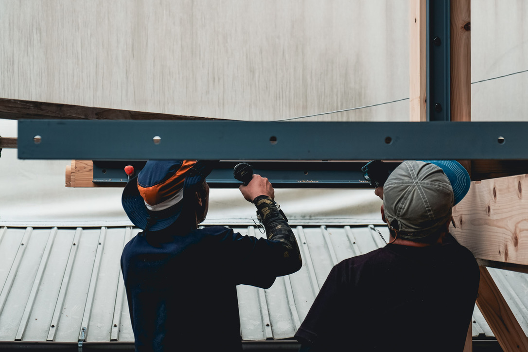 石山のギャラリー　庇補強材の取り付け